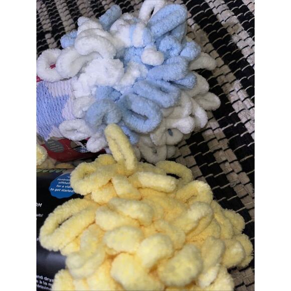 2 Lion Brand Yarns Off The Hook 3.5oz King's Crown Yellow Polyester 157 & Star - Picture 6 of 6